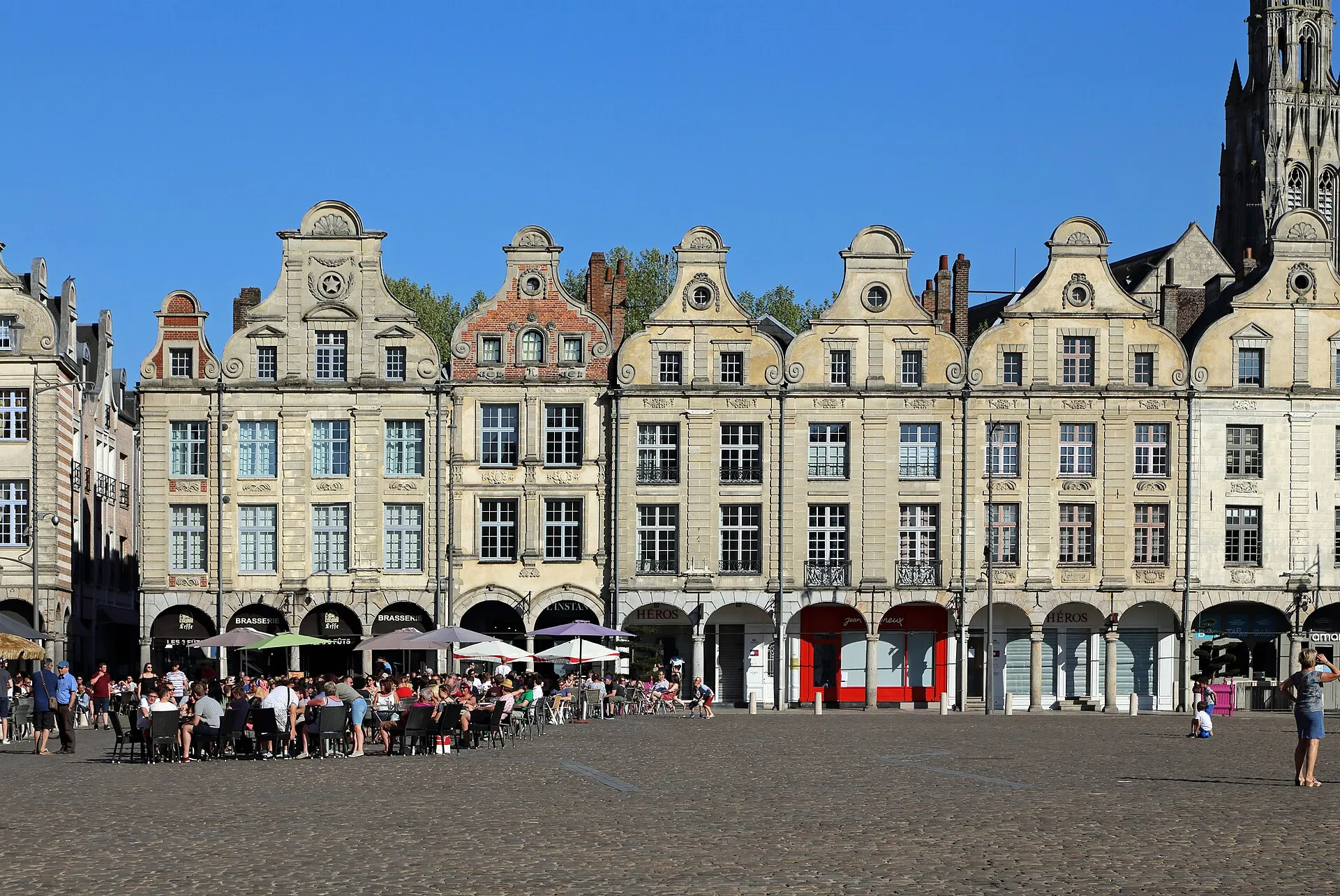 Façades à pignons et arcades de la place des Héros à Arras