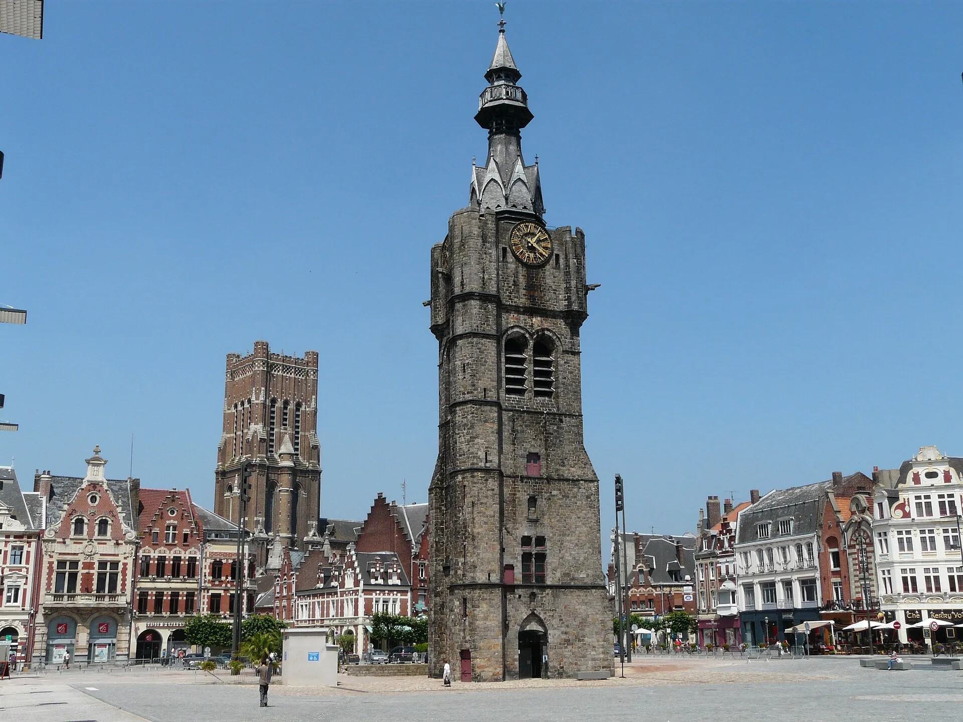 Beffroi et façades de la Grand-Place de Béthune