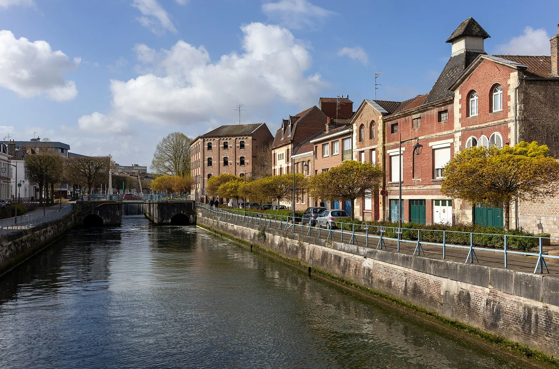 Maisons en brique le long de la Scarpe, quai des Augustins à Douai