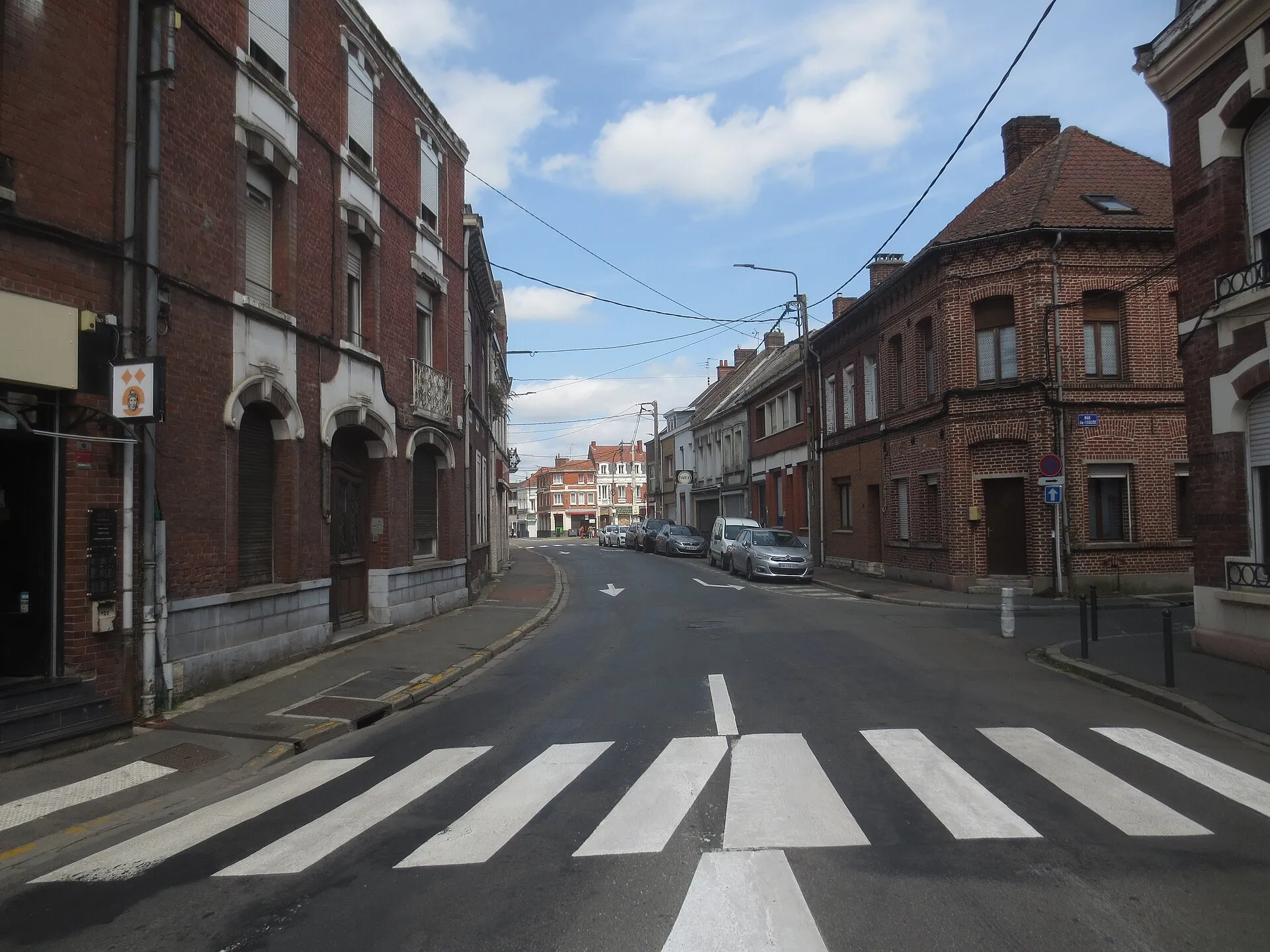Rue bordée de maisons en brique à Hénin-Beaumont