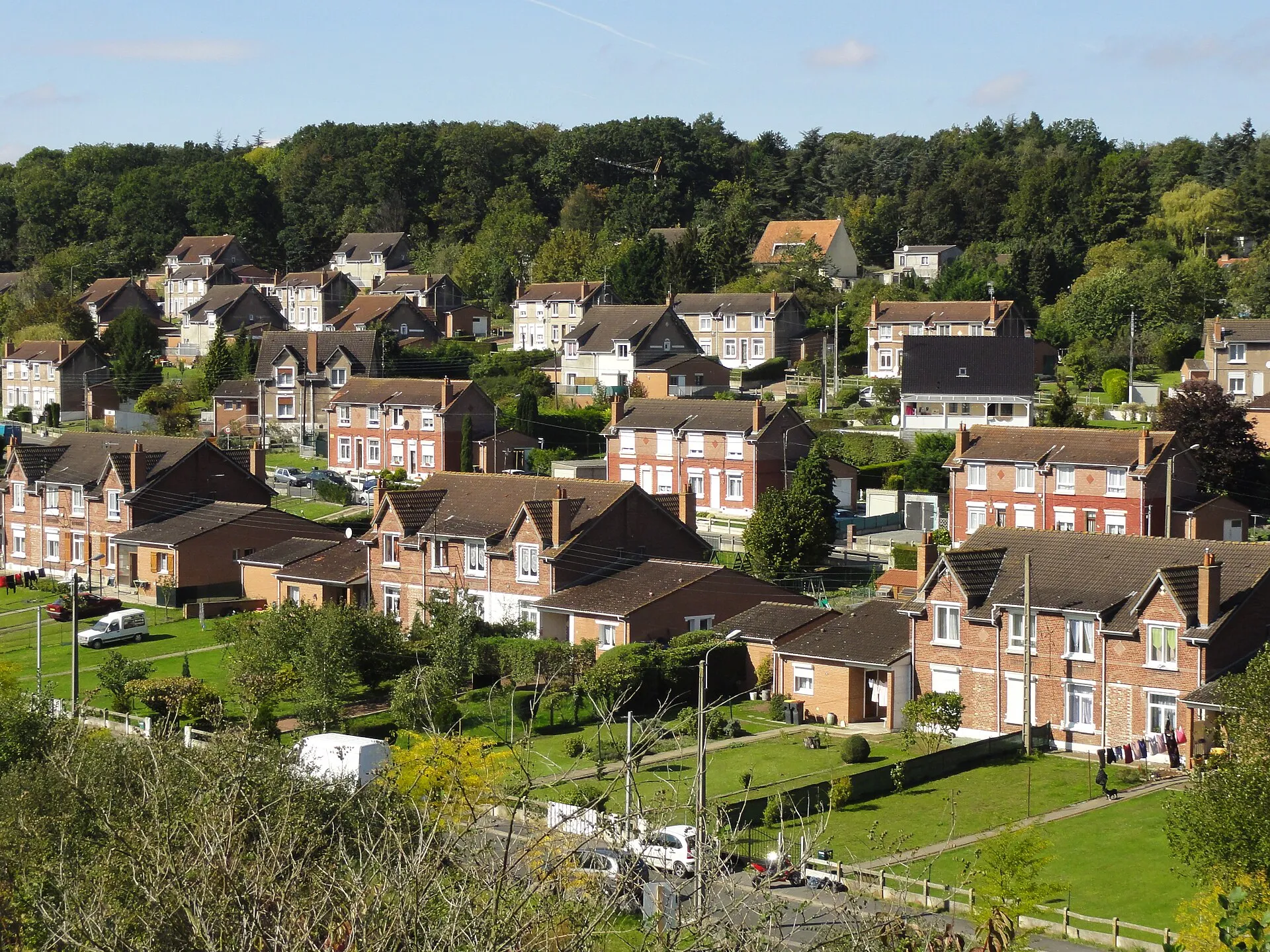 Maisons en brique de la cité des Garennes à Liévin, vues des hauteurs