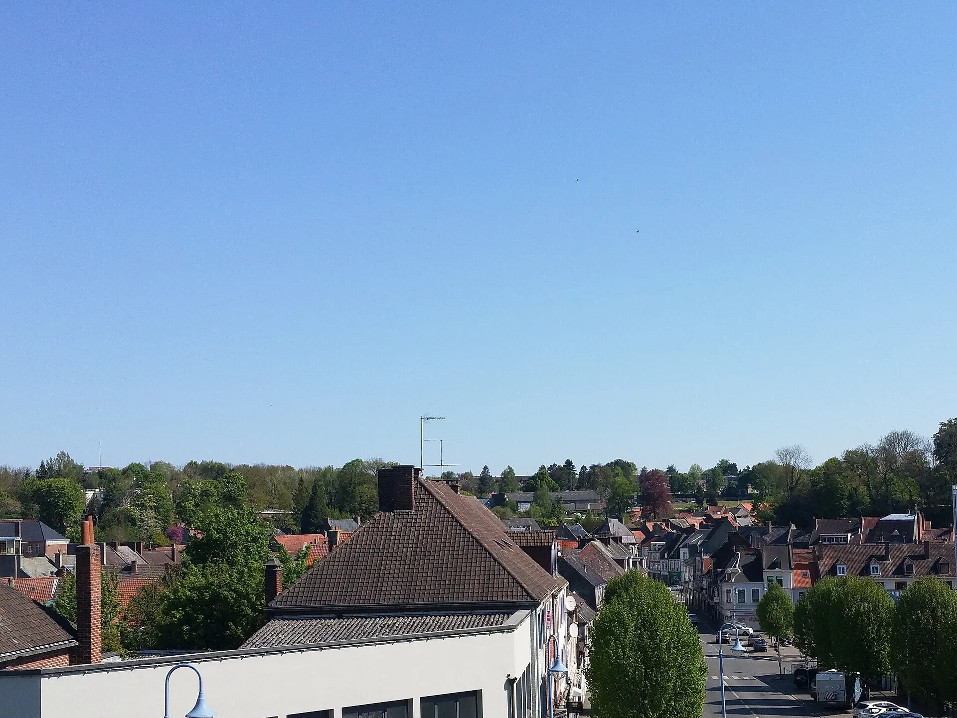 Toits du centre de Saint-Pol-sur-Ternoise vus depuis la passerelle